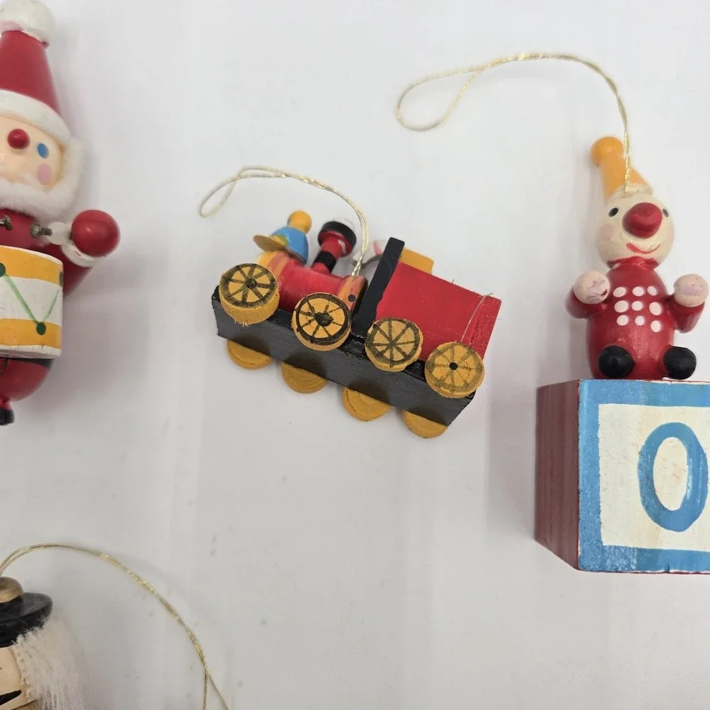 READ 12 Vtg Miniature Wooden Christmas‎ Tree Ornaments Hand-Painted